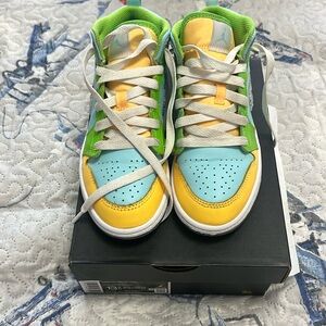 Gently worn Jordan 1 Mid